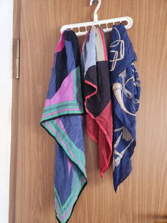 Lot de 3 foulards en soie motifs variés et abstrait