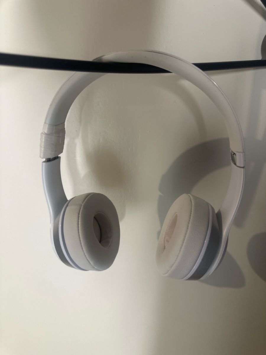 Beats Cuffie: Weisse Beats Solo Kopfhörer – Usato da Vaduz venduto da Anna_Stern_1 1