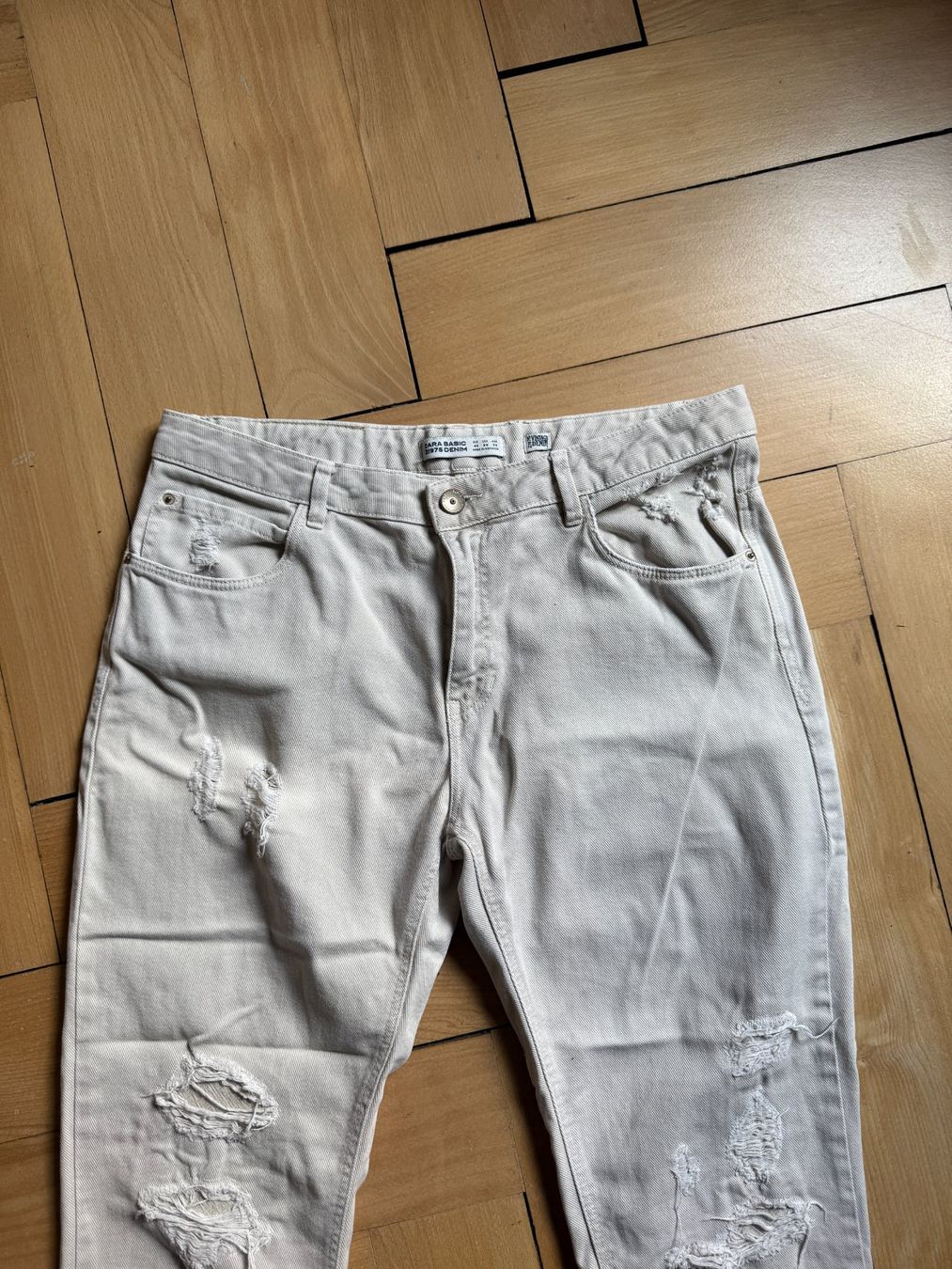Zara Jeans: ZARA - Destroyed Jeans beige 40 – D'occasion à Zürich par Diazaio 1