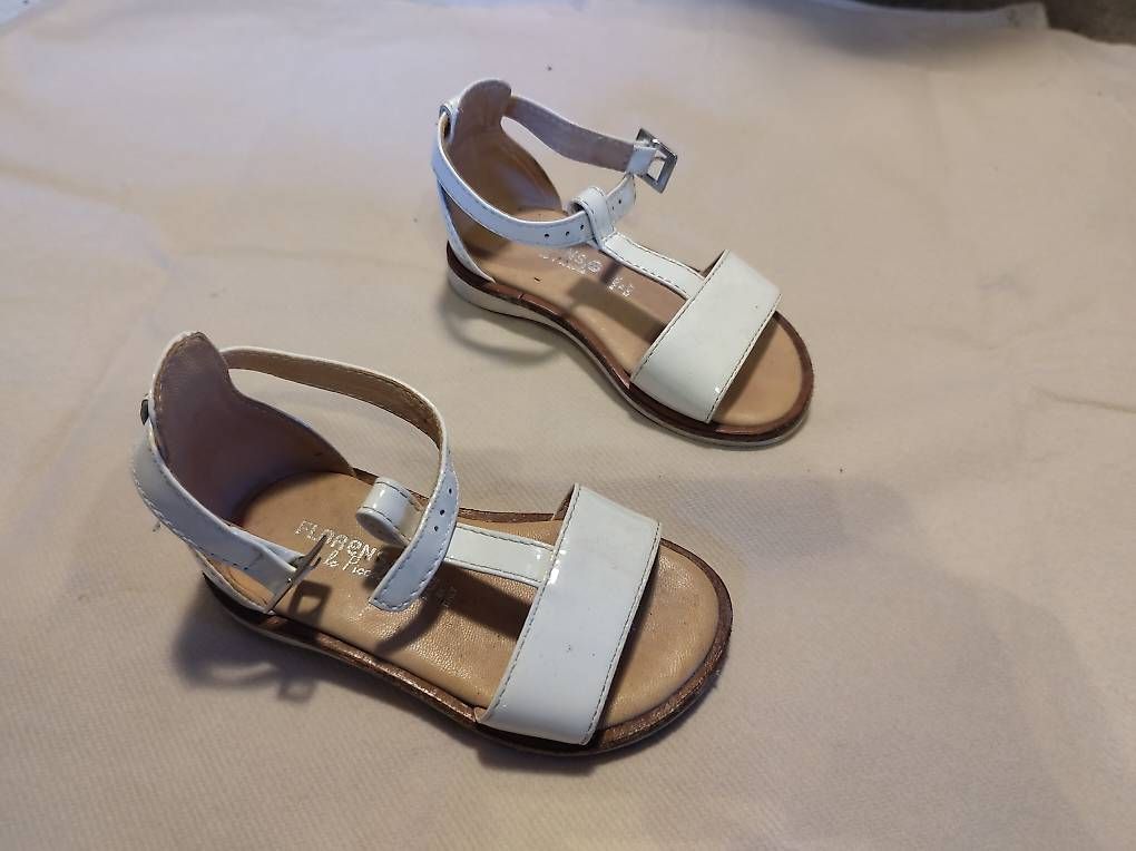 Scarpe per ragazze: Sandales blanches taille 21 , chaussures enfant – Usato da Veyrier venduto da cec_2xq6