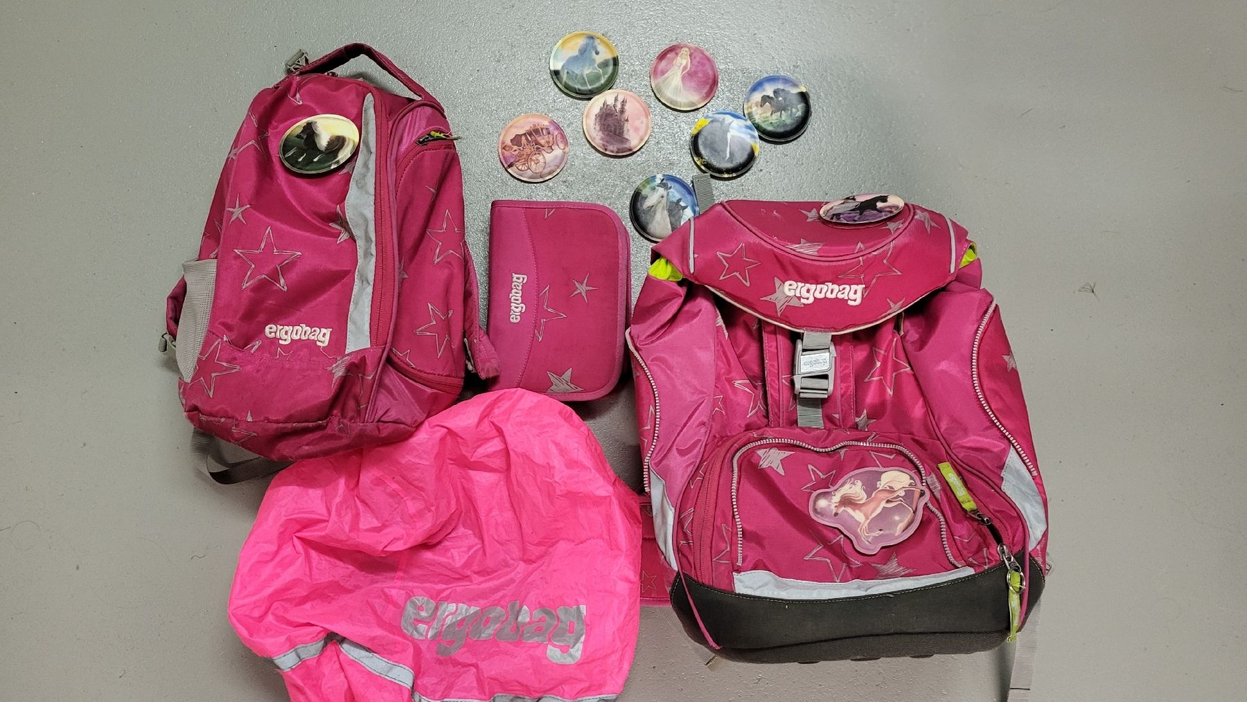 Ergobag Kindertaschen: Ergobag Schulrucksack Set Pink Sterne Mädchen gebraucht – Gebraucht aus Strengelbach von diawit