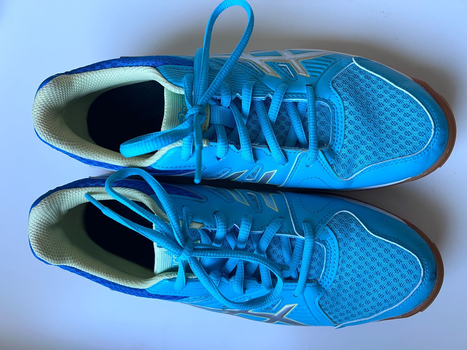 Asics Scarpe da uomo: Asics Hallenschuhe Grösse 40 – Usato da Flims Waldhaus venduto da Binia13
