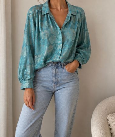 glänzende Bluse
