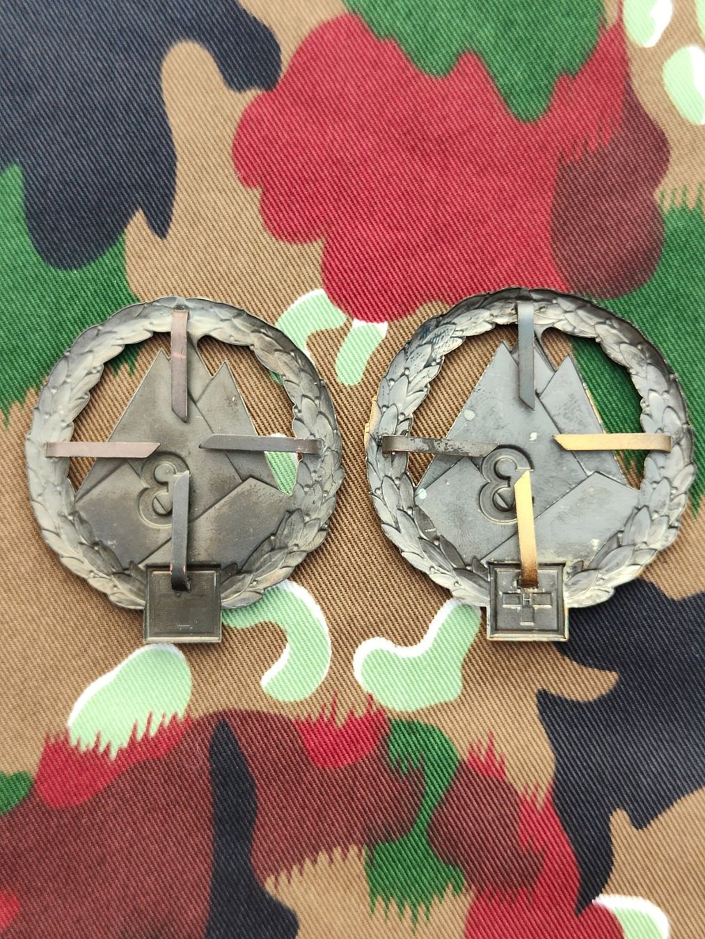 Placchette & Badge: Béretembleme Gebirgsarmeekorps 3, Set – Usato da Bauma venduto da SwissMilitaria 1
