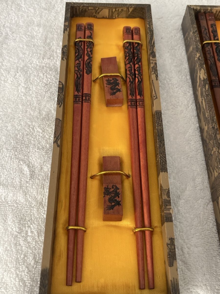 Couverts: 2x Essstäbchen Set mit Drachenmotiv neu – Neuf avec emballage d'origine à Gockhausen par London95 1