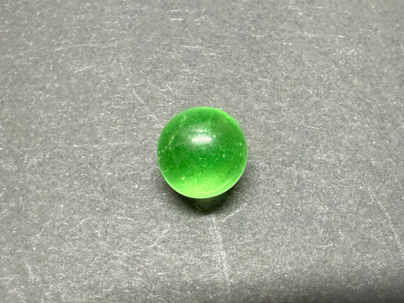Bicchieri: Uranglas Kugel 10 mm, grün – Nuovo e nell'imballaggio originale da Lützelflüh-Goldb venduto da Elementis
