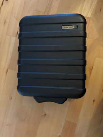 Valigia Cabin Max nera, perfetta per brevi viaggi!