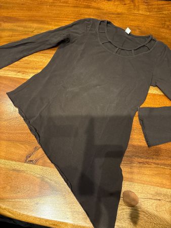 Braunes Langarmshirt mit speziellem Ausschnitt, Gr. 38