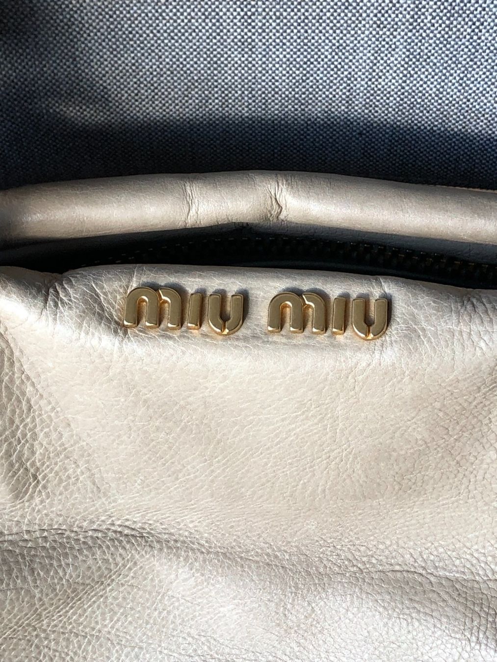 Miu Miu Taschen für Damen: Original Miu Miu Handtasche in beige – Gebraucht aus Visperterminen von  4
