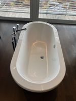 Freistehende Acryl-Badewanne 178 × 82 cm inkl. Armaturen