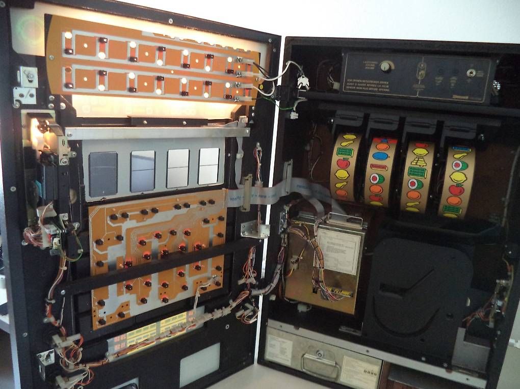 Slot Machine: roter Admiral QUATTRO 20 – Usato da Adlikon b. Regensdorf venduto da Max3 3