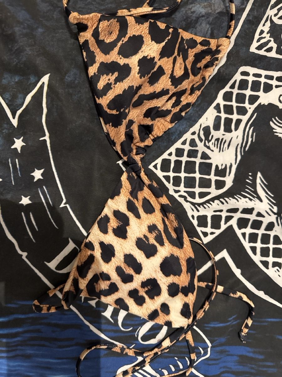 Maillots de bain & Bikinis: Bikini Oberteil Leo Muster Grösse S guter Zustand – D'occasion à Rekingen AG par Calvin1995