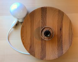 Runde Wandleuchte aus Holz mit Schalter und Glühbirne