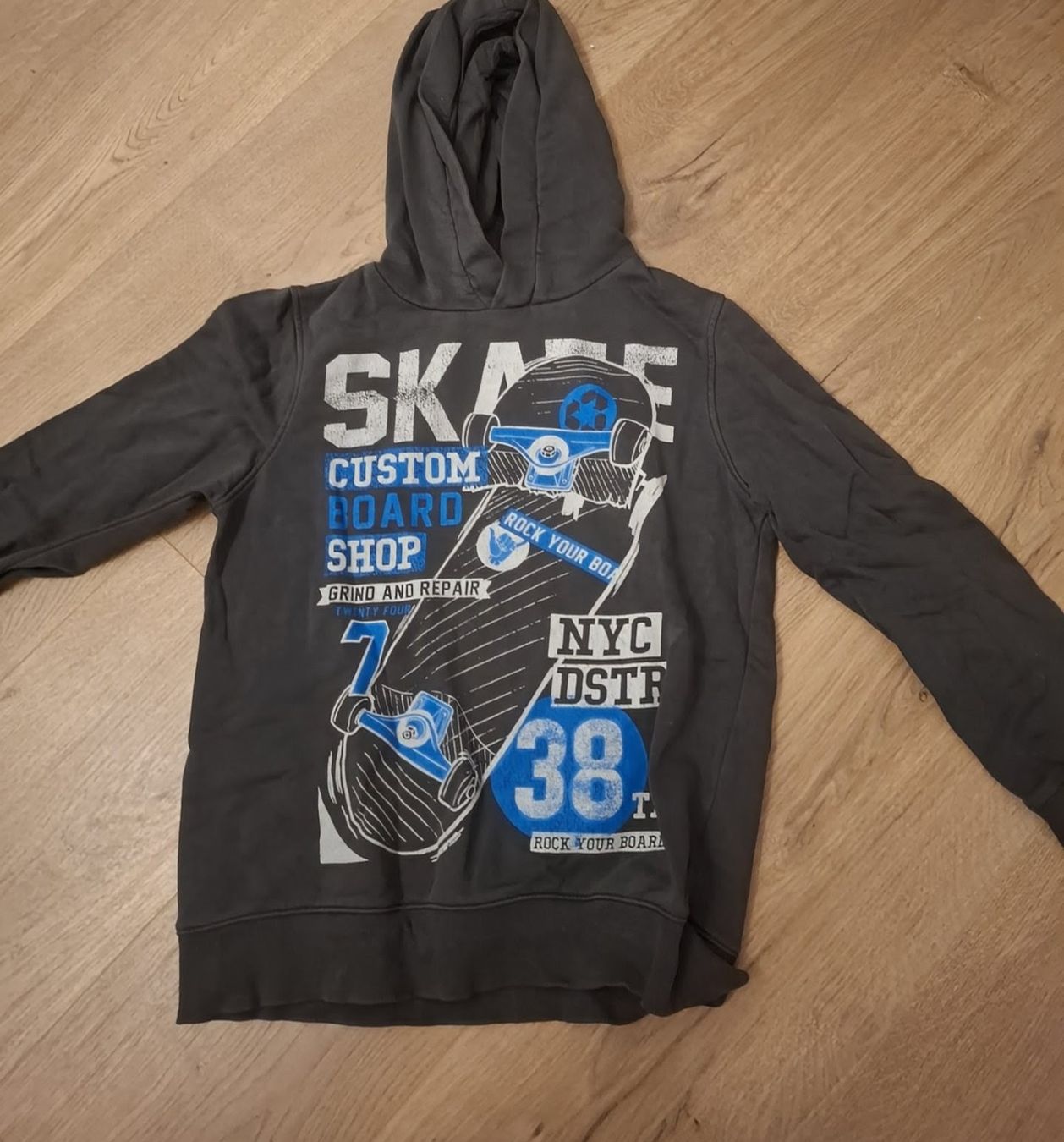 Maglioni & Felpe: Pull à capuche garçon taille 134 avec motif skateboard – Usato da Monthey venduto da Chez-Dani-81