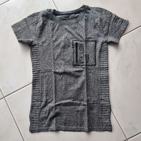 Neuwertiges graues T-Shirt mit speziellem Design Gr 158/164