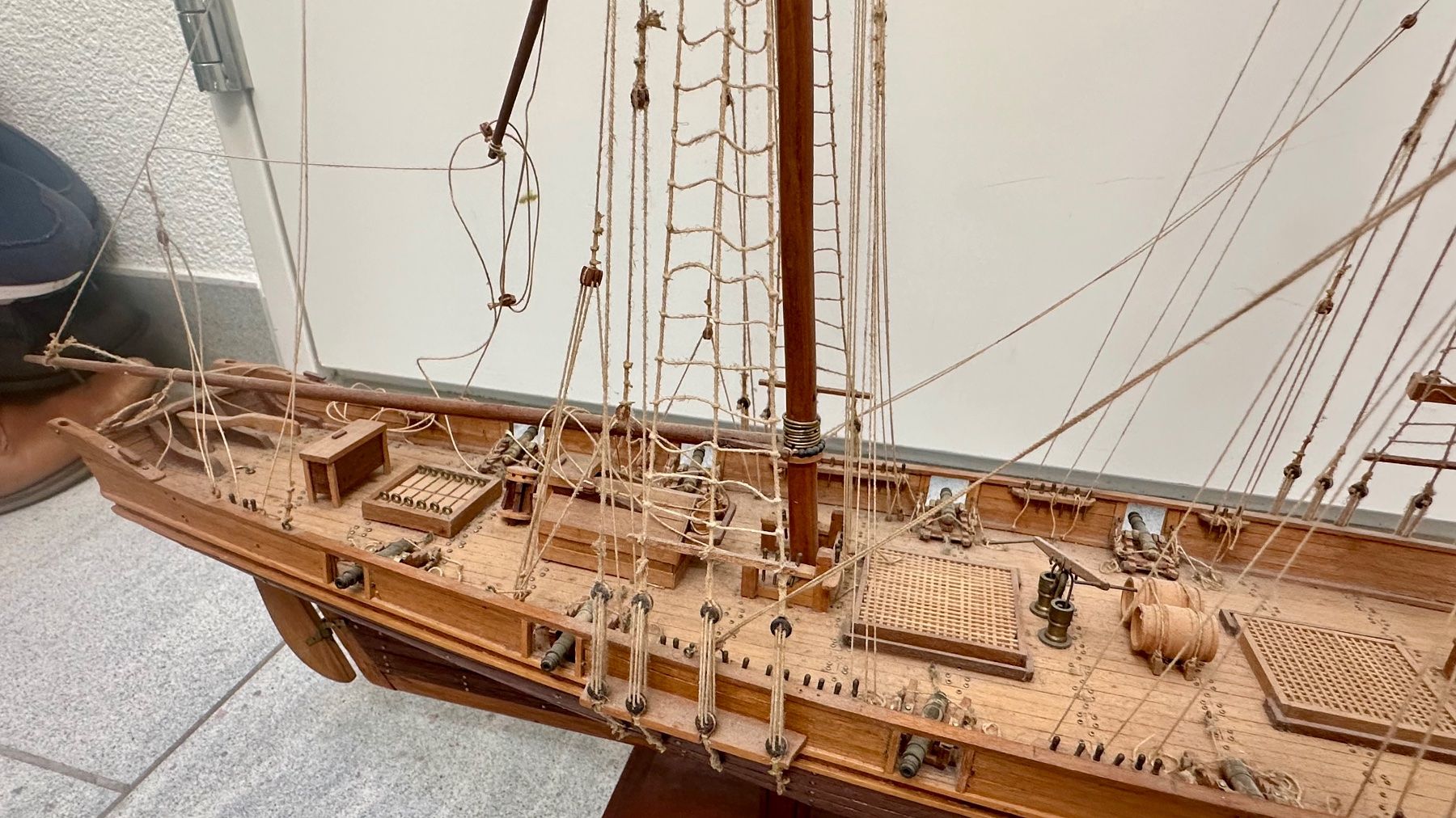 Kit di modellismo & Modellini statici: Holzschiffsmodell mit Ständer - Hingucker für Vitrine – Usato da Hedingen venduto da Banner 4