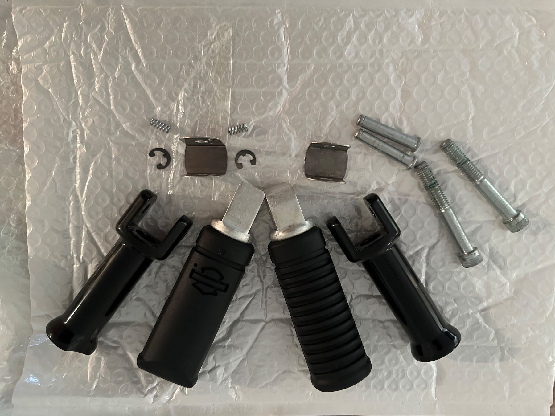 Harley-Davidson Alle Motorradersatzteile: Fussraster Sozius Harley Davidson – Neu und originalverpackt aus Schlieren von Moma0