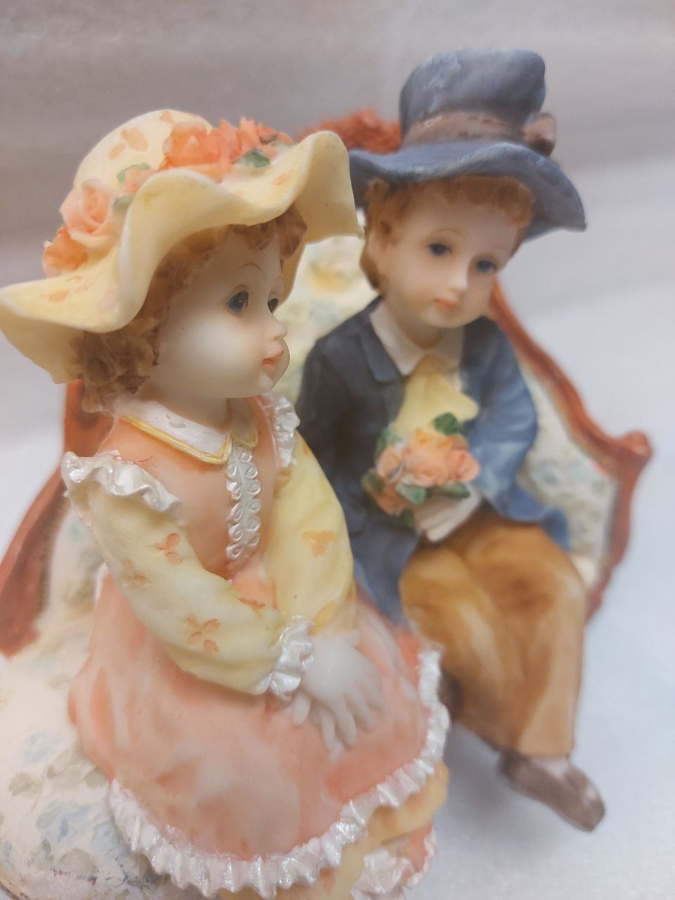 Statuette: Figurine depicting a romantic couple on a small sofa. – Usato da Pambio Noranco venduto da TREBORLOP 5
