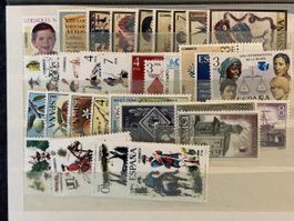 Lot de timbres d'Espagne avec personnages & animaux. Bon éta
