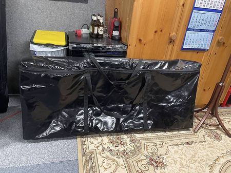Plexiglas und Tasche fürs Schagzeug