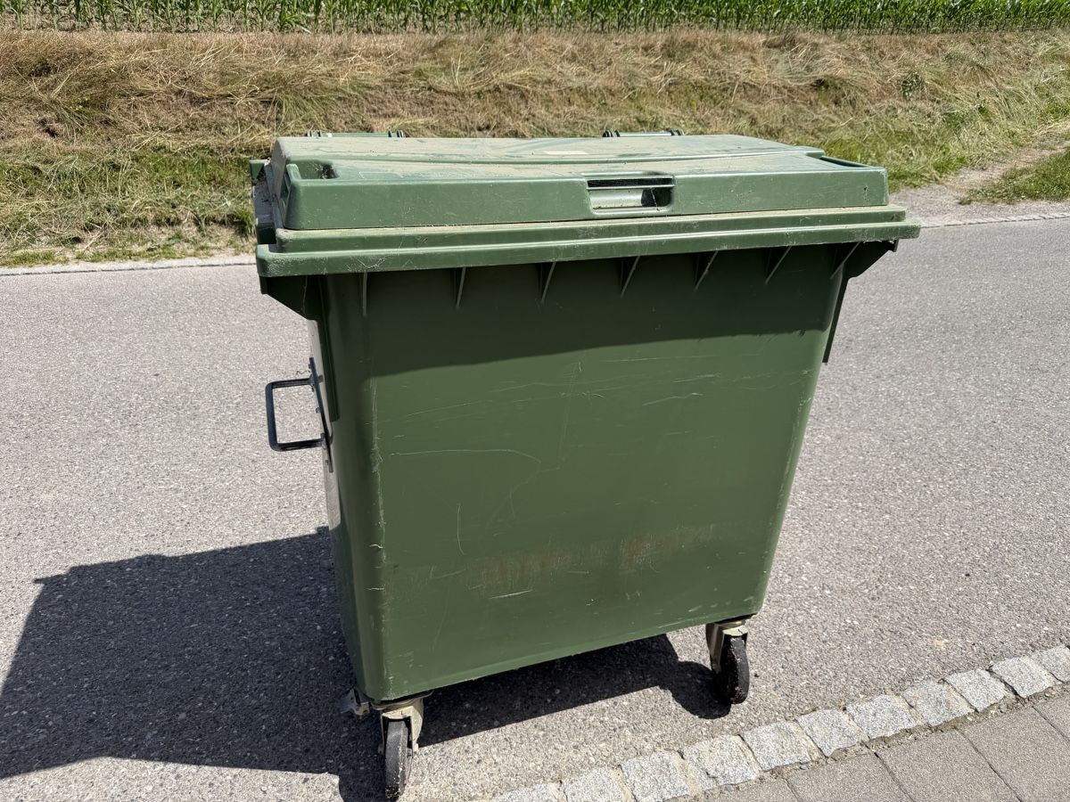 Autres articles bureau & commerces: Grosser Abfallcontainer mit Rädern – D'occasion à Guschelmuth par oxtar 1