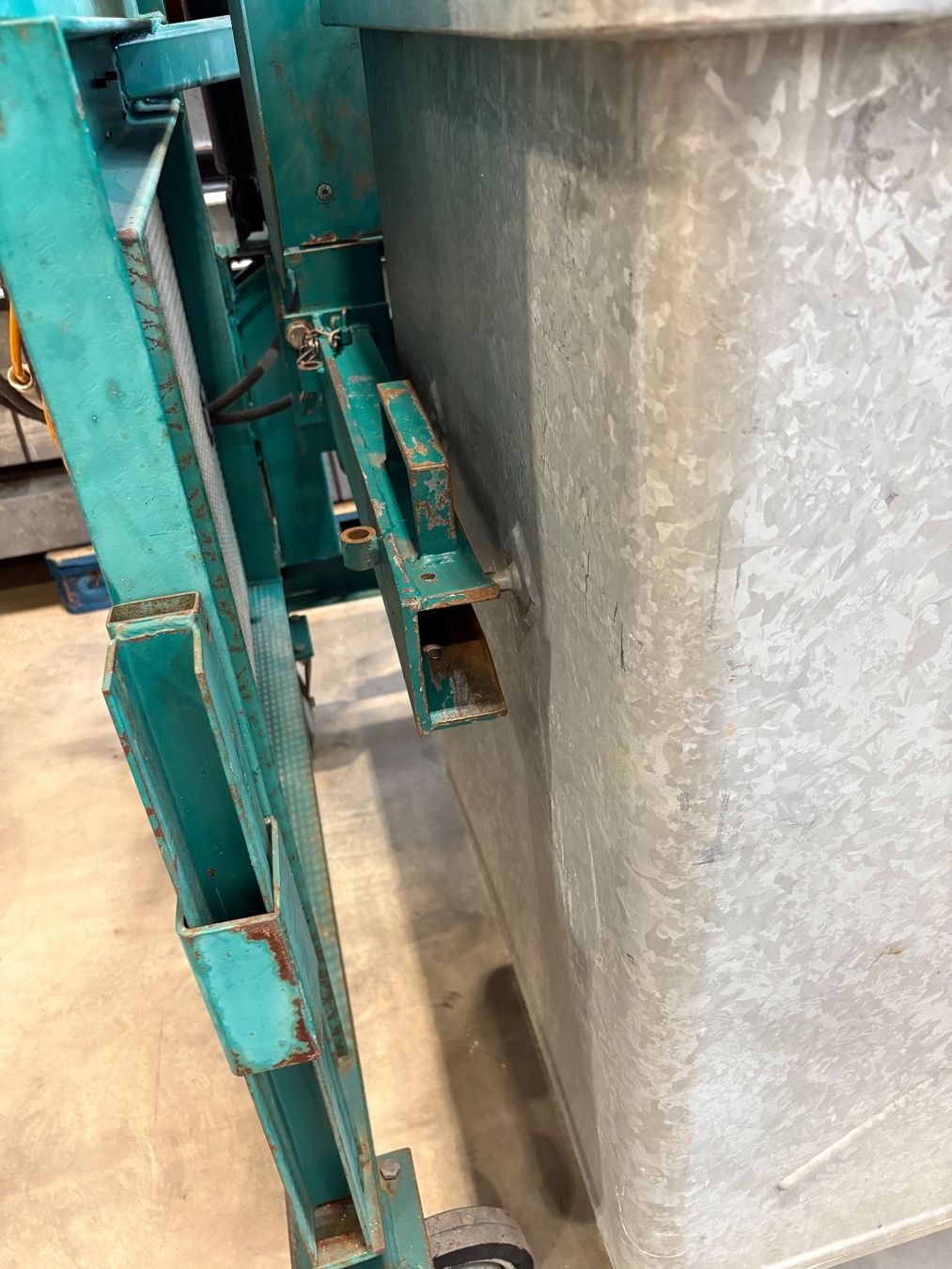 Contenitori edile: Container Kippvorrichtung Standort 6221 Rickenbach – Usato da Emmenbrücke venduto da Plan-C-Liquidationen 9