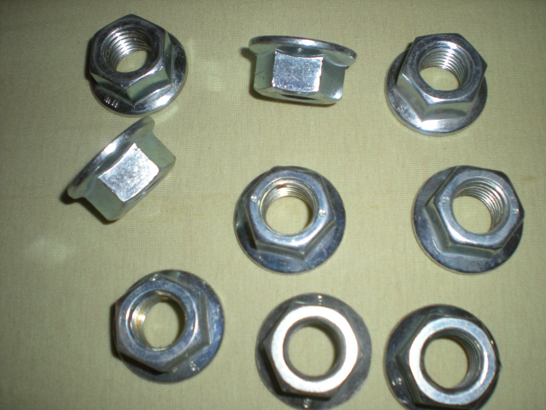 Tous les outils: Sechskantmutter mit Flansch Bundmutter Flanschmutter 28 Stk. – D'occasion à Muhen par panther61