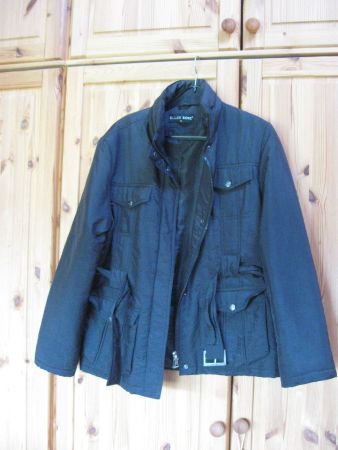 Leichte Jacke mit verstaubarer Kapuze, schwarz Gr L