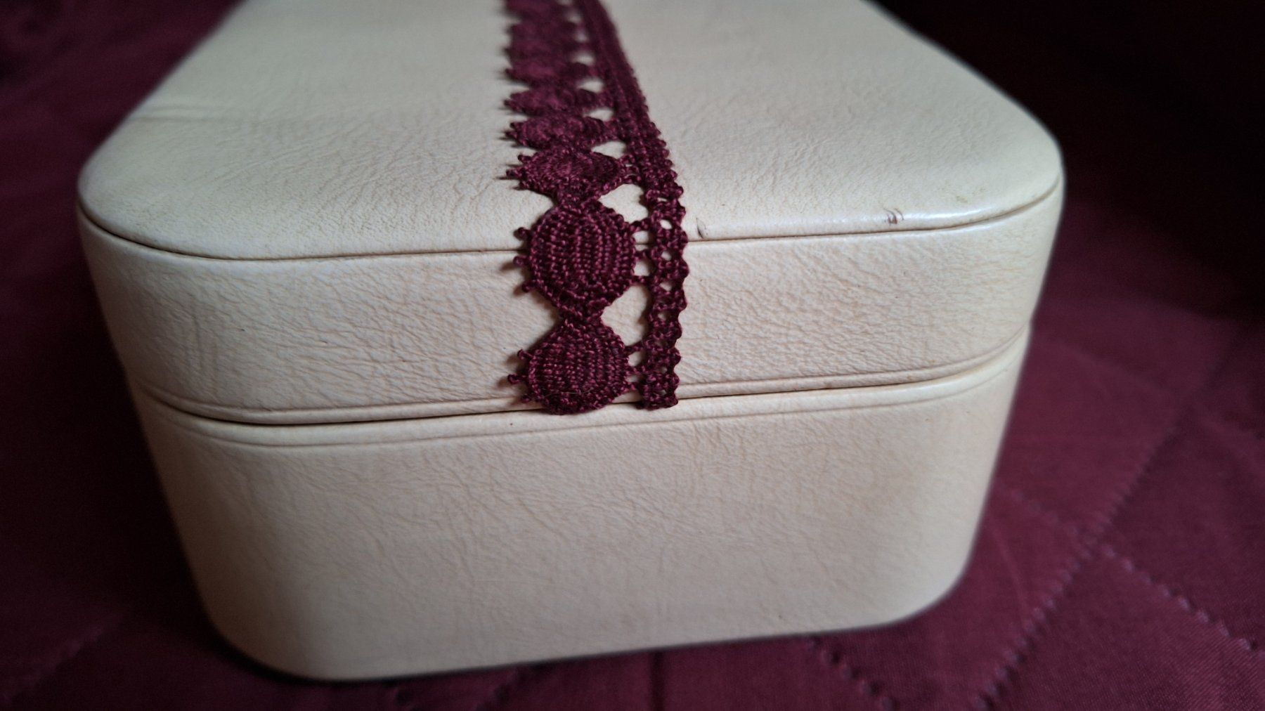 Portagioie: Vintage Schmuckschatulle ,Cremeweiss Lila , mit Einsatz – Usato da Dornach venduto da majo8689 7