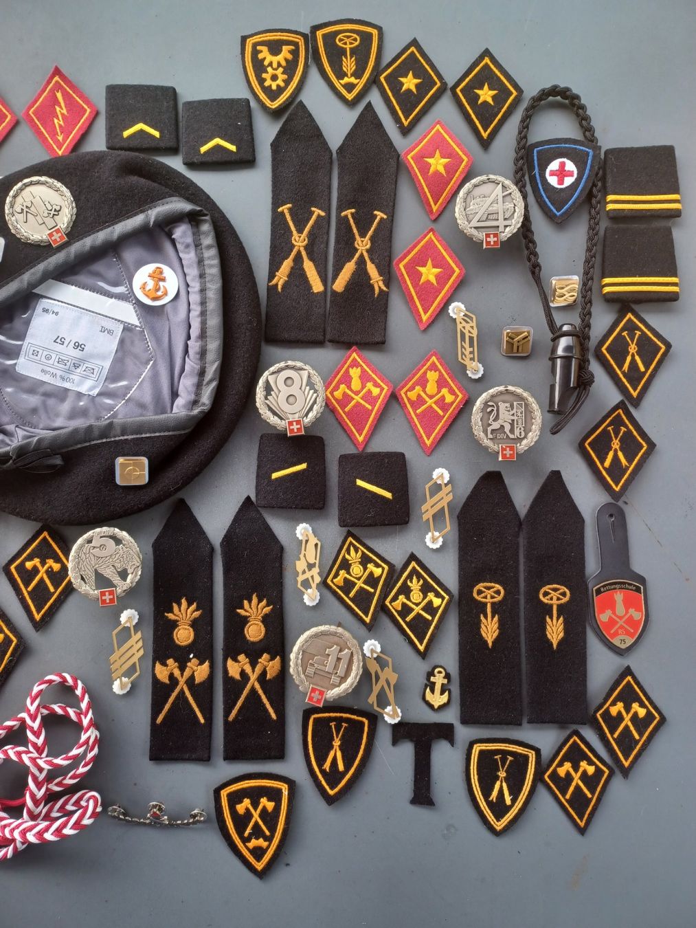 Schweizer Armee Uniformen: Lot alte Abzeichen, Genie/Rettung/Luftschutz – Gebraucht aus Horw von Mikesch108 2