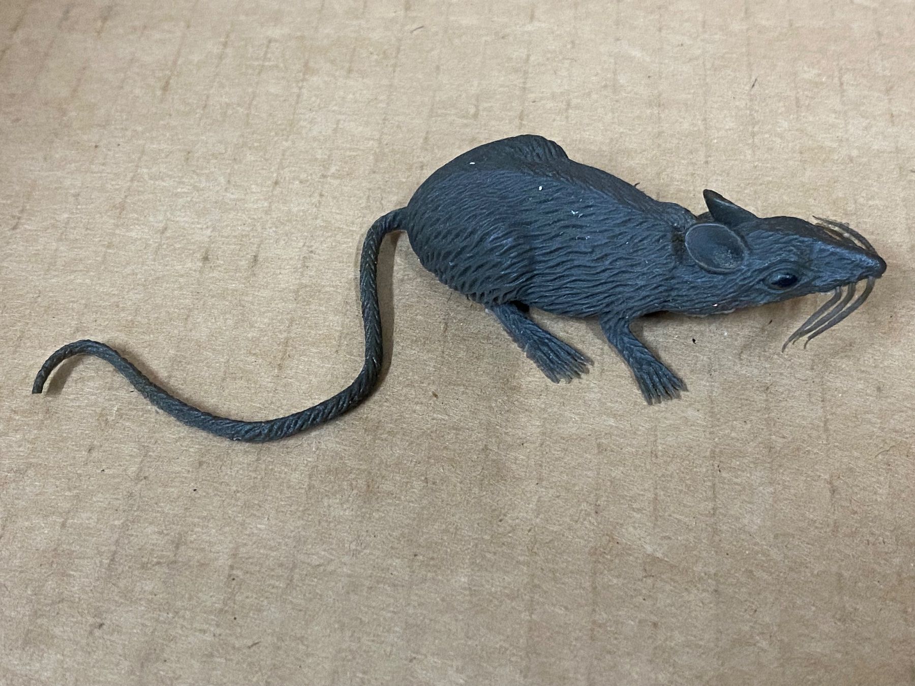 Statuette: Fasnachtsratte Plastik Quetschbar – Usato da Eschlikon TG venduto da ArtRec 2