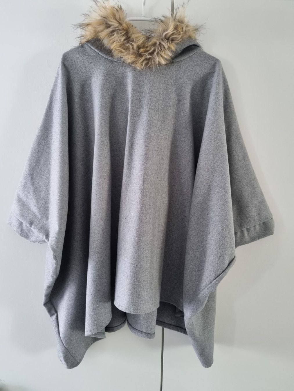 Giacche: Poncho – Usato da Thalwil venduto da Briscolina