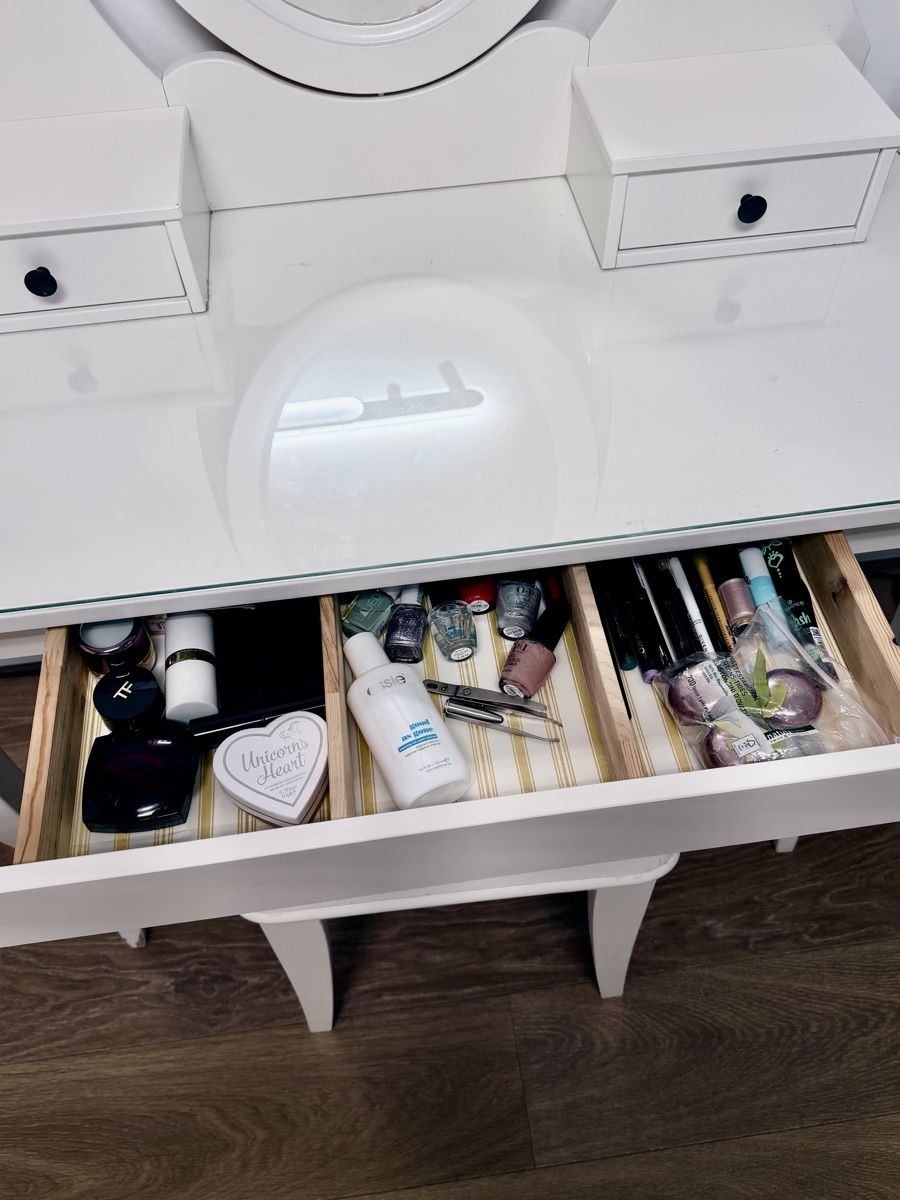 Ikea Tavoli da trucco: Elegant White Dressing Table with Stool and Mirror – Usato da Langnau am Albis venduto da vitaklimova 4
