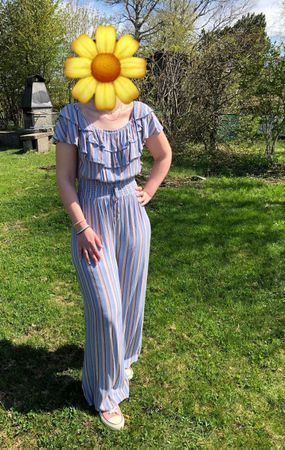 Gestreifter Jumpsuit mit Carmen-Ausschnitt und Volants Gr.40