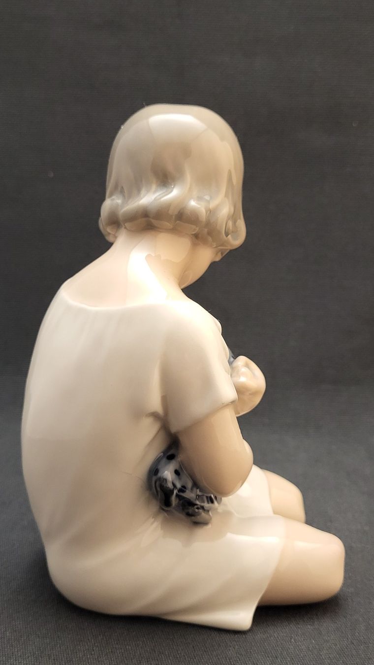 Royal Copenhagen Statuette: Mädchen mit Puppe ROYAL COPENHAGEN – Usato da Basel venduto da spinne02 2