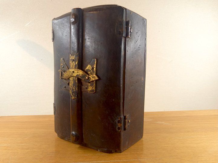 Statuette: Dieu indien & son coffret – Usato da Ponts-de-Martel venduto da Henri-Louis 5