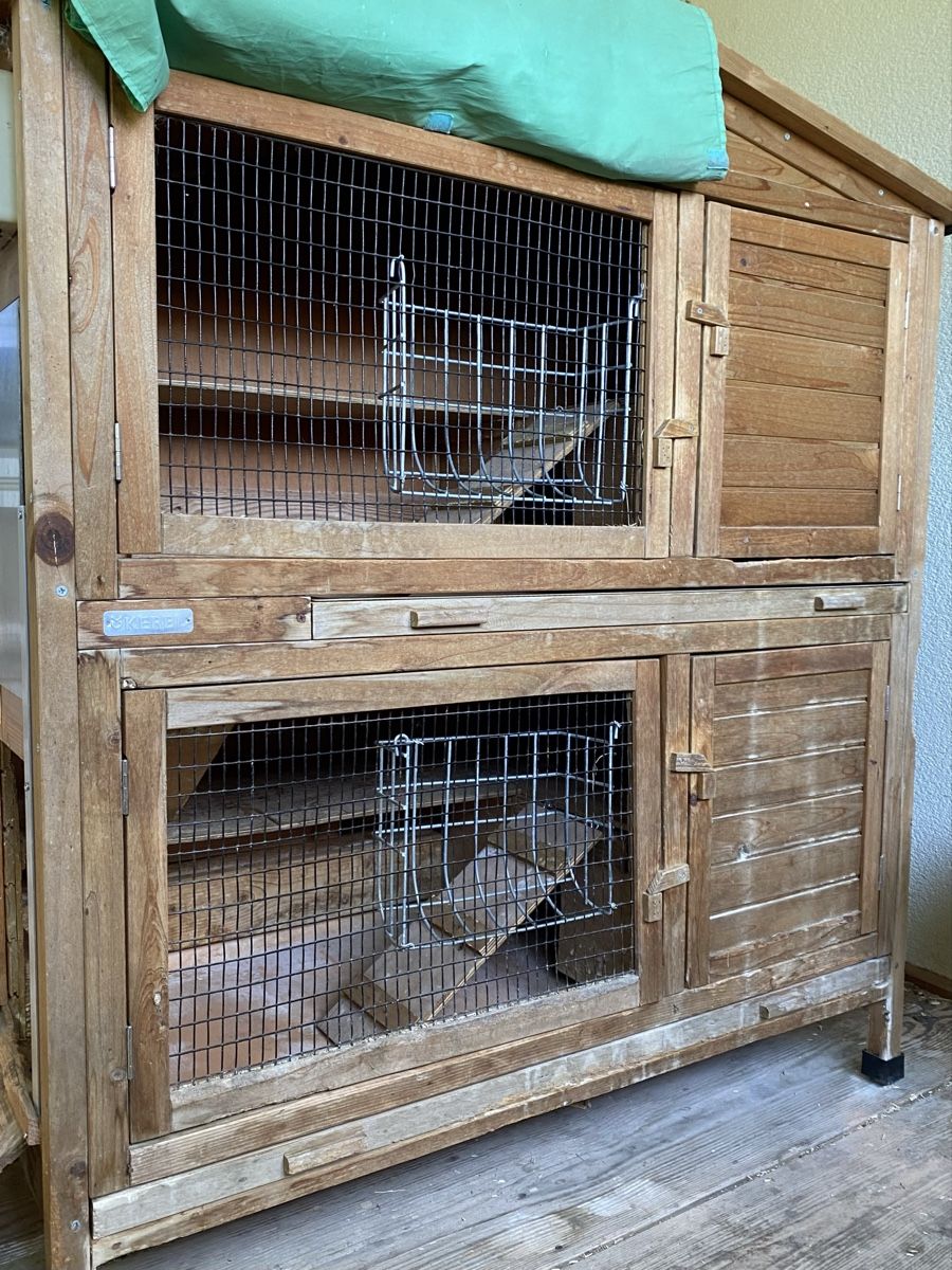 Cages, transport & sécurité: Kaninchenstall /Meerschweinchenstall mit automatischer Tür – D'occasion à Buus par van03