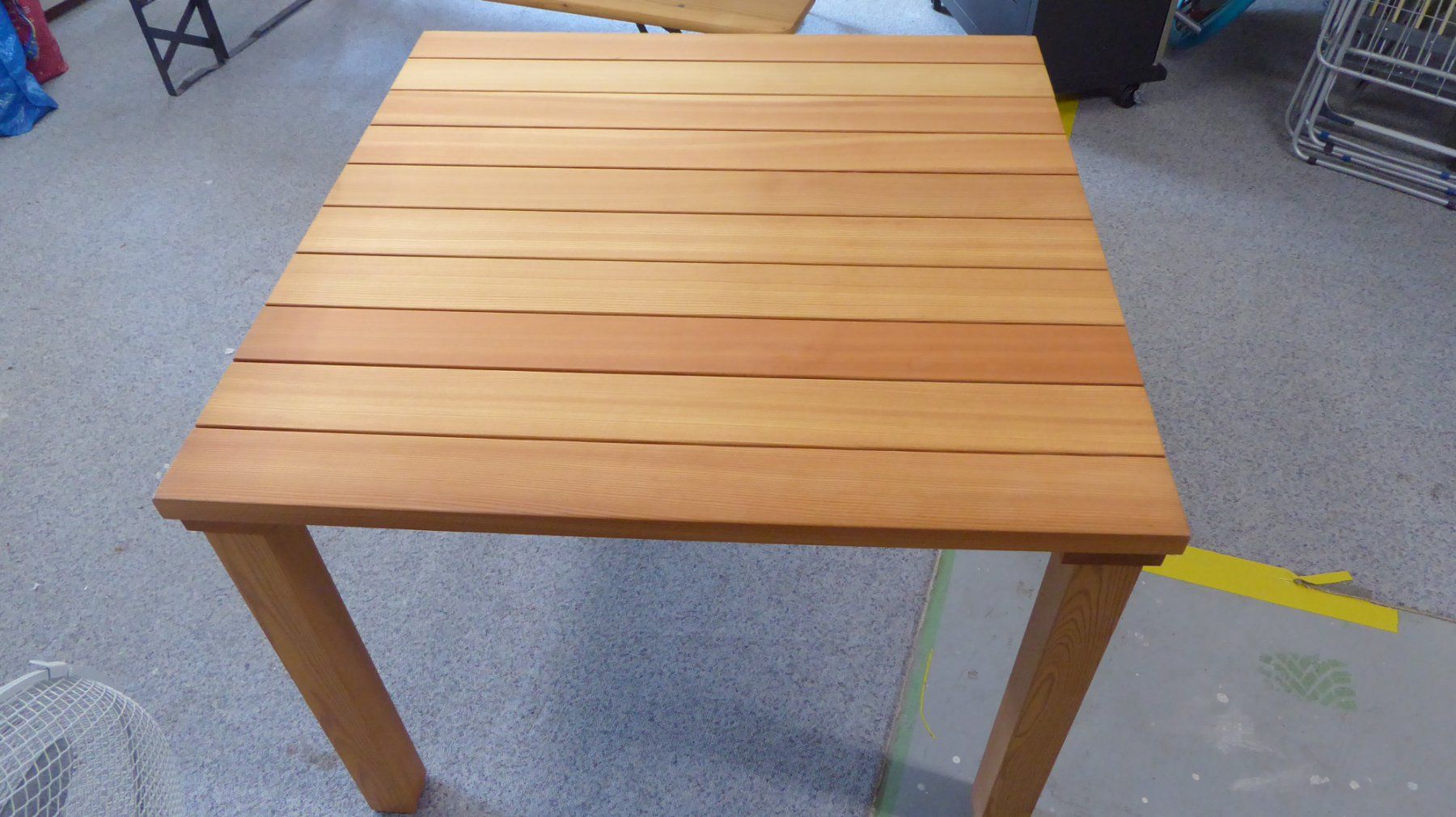 Tavoli: Gartentisch aus Holz 1m x 1m. – Usato da Sisikon venduto da zander012 1