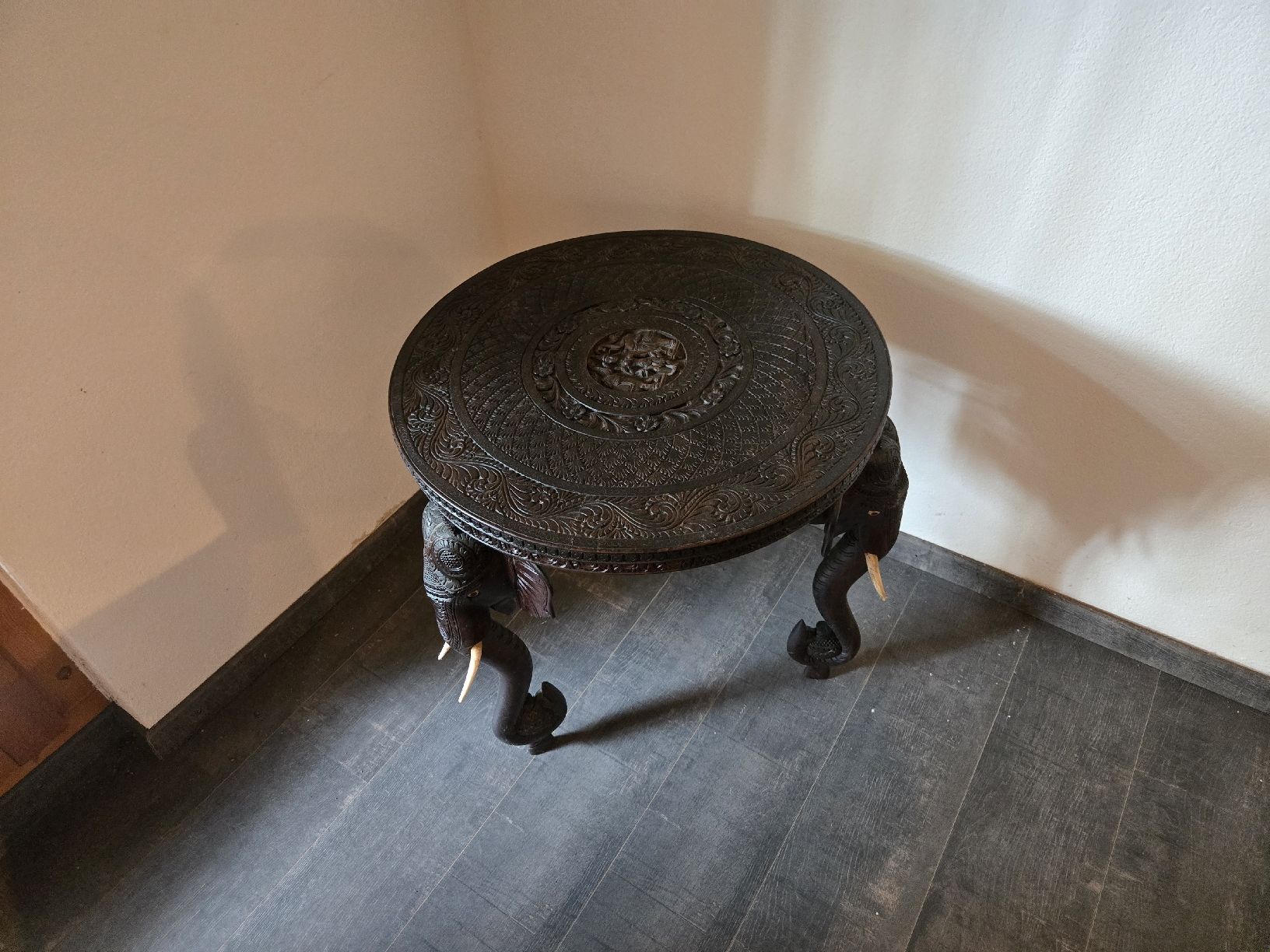 Tische: Table basse sculptée bois éléphants style orientalOccasion – Gebraucht aus Chéserex von lau_scj6 2