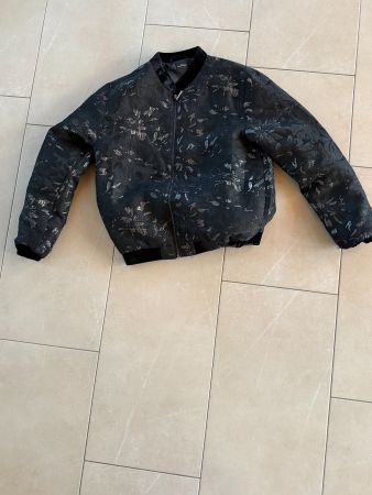 Schwarze Bomberjacke mit edlem Blumenmuster