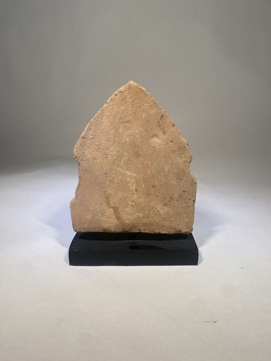 Statuette: terracotta Buddha mounted amulet - Phra Pim – Usato da Genève venduto da arcadiancocteau 1