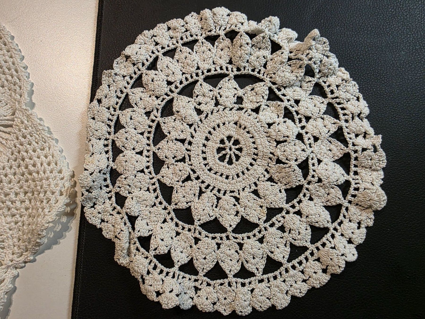 Sonstige Tischwäsche: 2 Deckeli Untersetzer gestrickt oder gehäkelt Spitze Decken – Gebraucht aus Walterswil BE von Lonitti 2