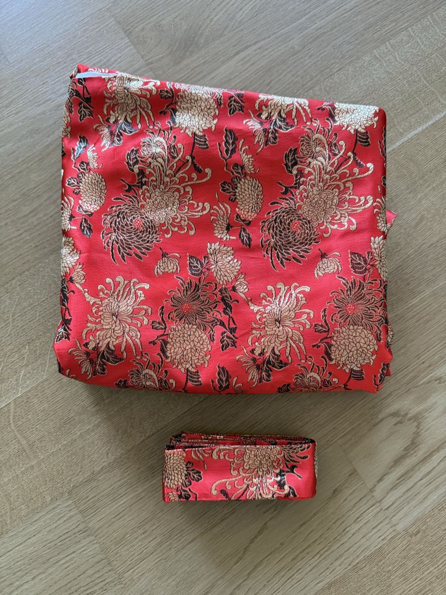 Kimono: Roter Kimono aus Japan mit Blumenmuster – Usato da Neuhausen venduto da DELY 7