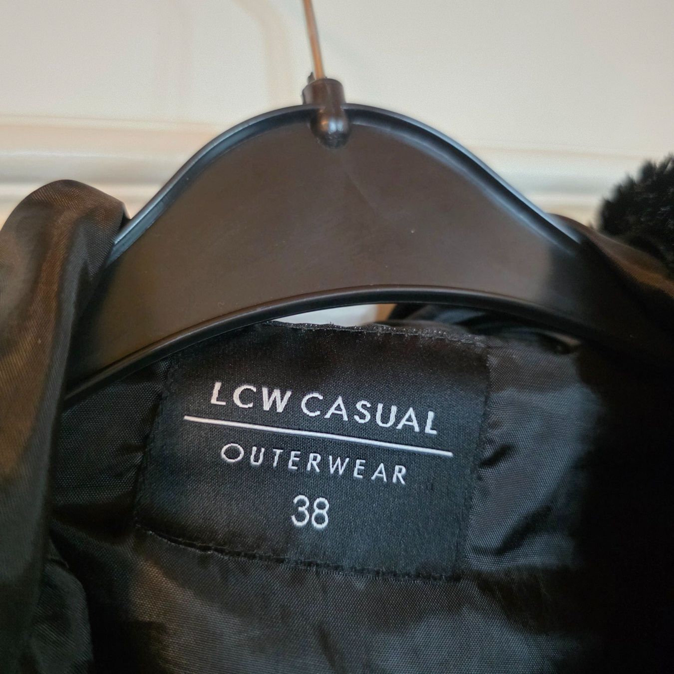 Giacche: Schwarze Teddy Jacke mit Kapuze Gr. 38 – Usato da Wald ZH venduto da CapLux 3