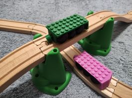 Zugbasis mit Klemmbaustein-Pins, Brio-kompatibel