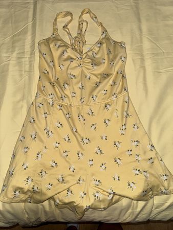 Gelber Damen Playsuit mit Blumenmuster | Rücken zum Binden