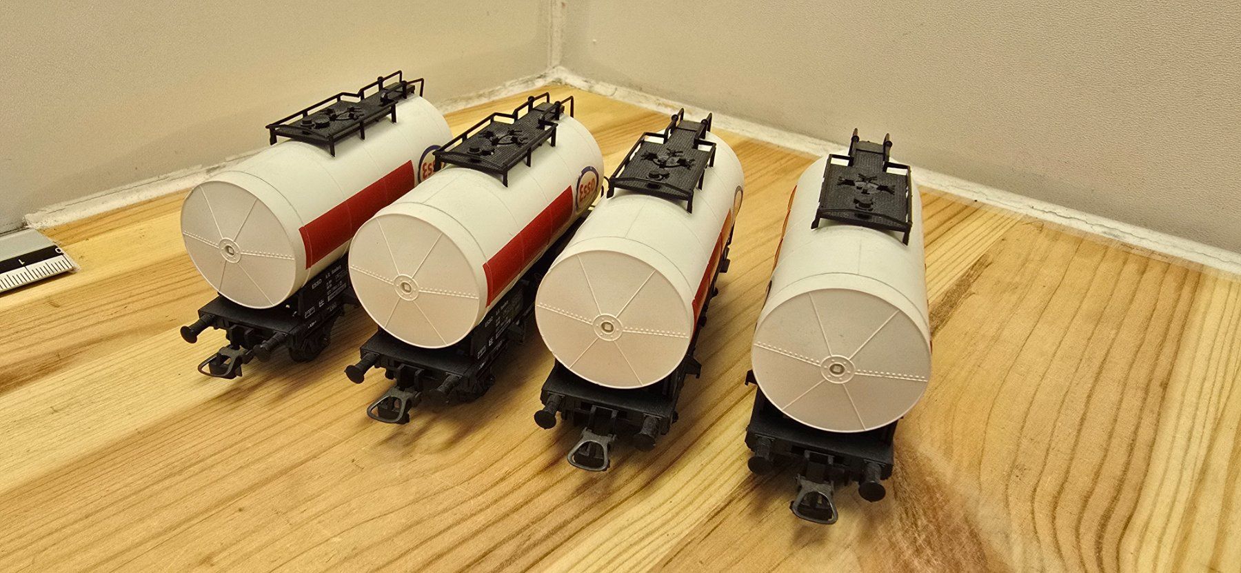 Roco Modellini di ferrovie: 4er Set Roco 4336 B Kesselwagen Esso – Nuovo (secondo la descrizione) da Büsserach venduto da ModellbahnDepot 3