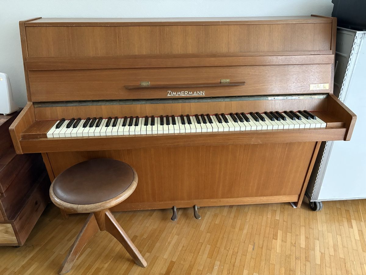 Strumenti musicali: ZIMMERMANN Klavier Nussbaum mit Klavierhocker – Usato da Zürich venduto da nadin.nadin2