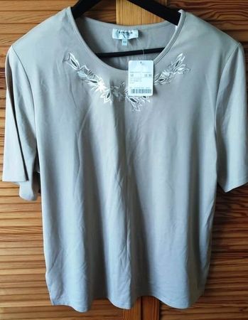 Shirt mit Blumenstickerei am Ausschnitt - Grösse 44 -
