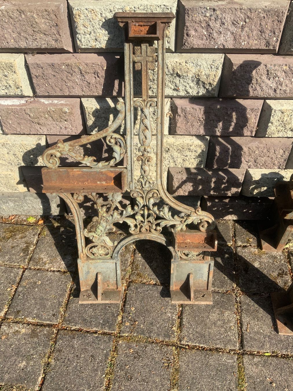 Altri mobili d'antiquariato: Antike Gusseiserne Kirchbankfüsse – Usato da Willisau venduto da Minali 1